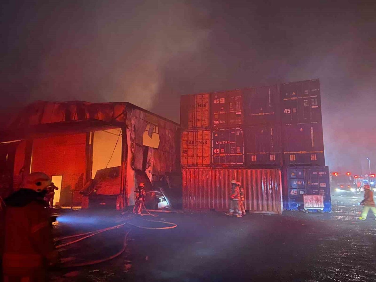 Büyükçekmece’de lojistik deposunda yangın