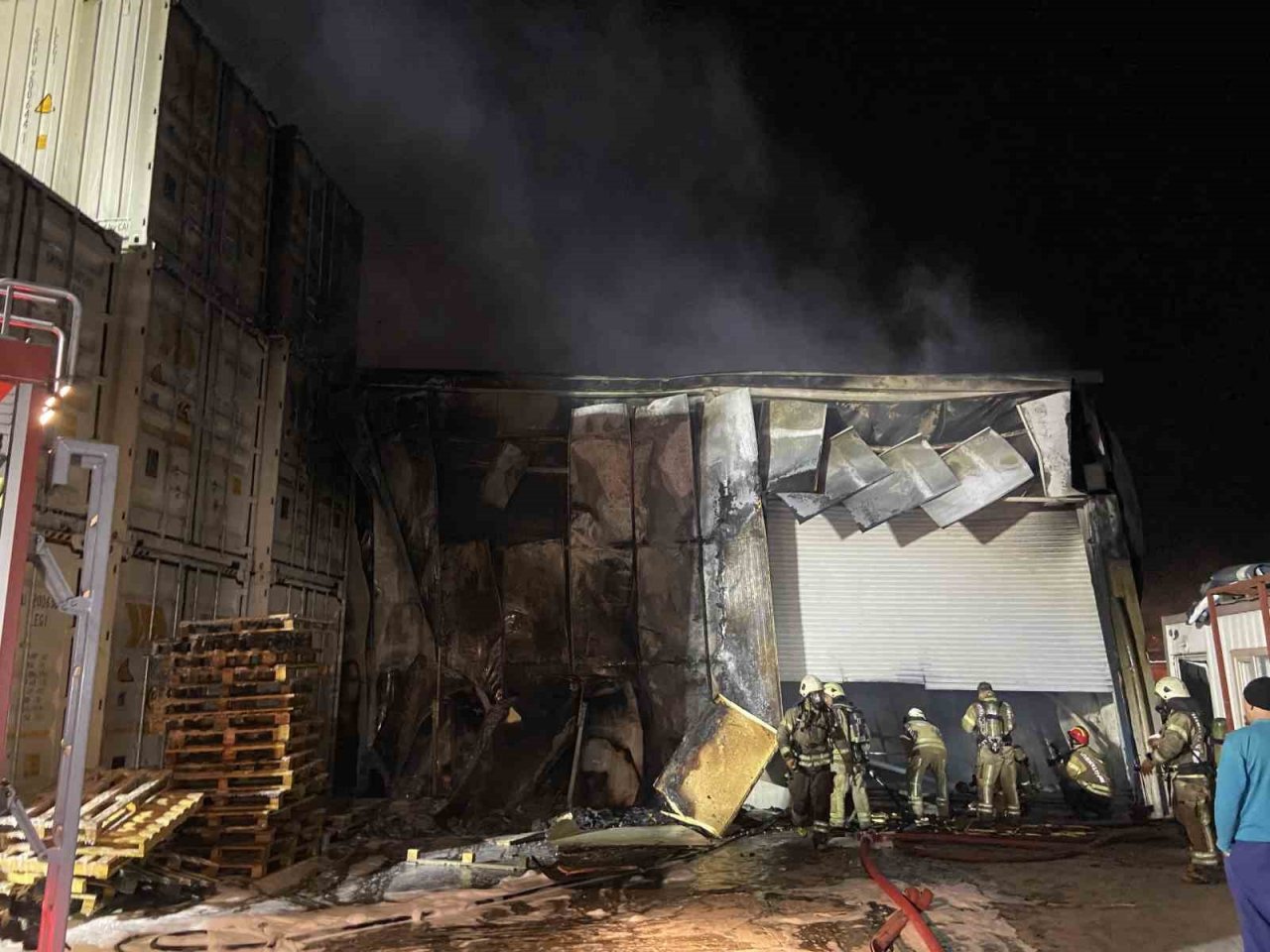 Büyükçekmece’de lojistik deposunda yangın