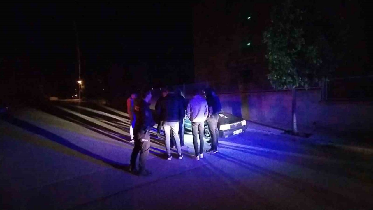 Seyir halindeki araç kurşunlandı