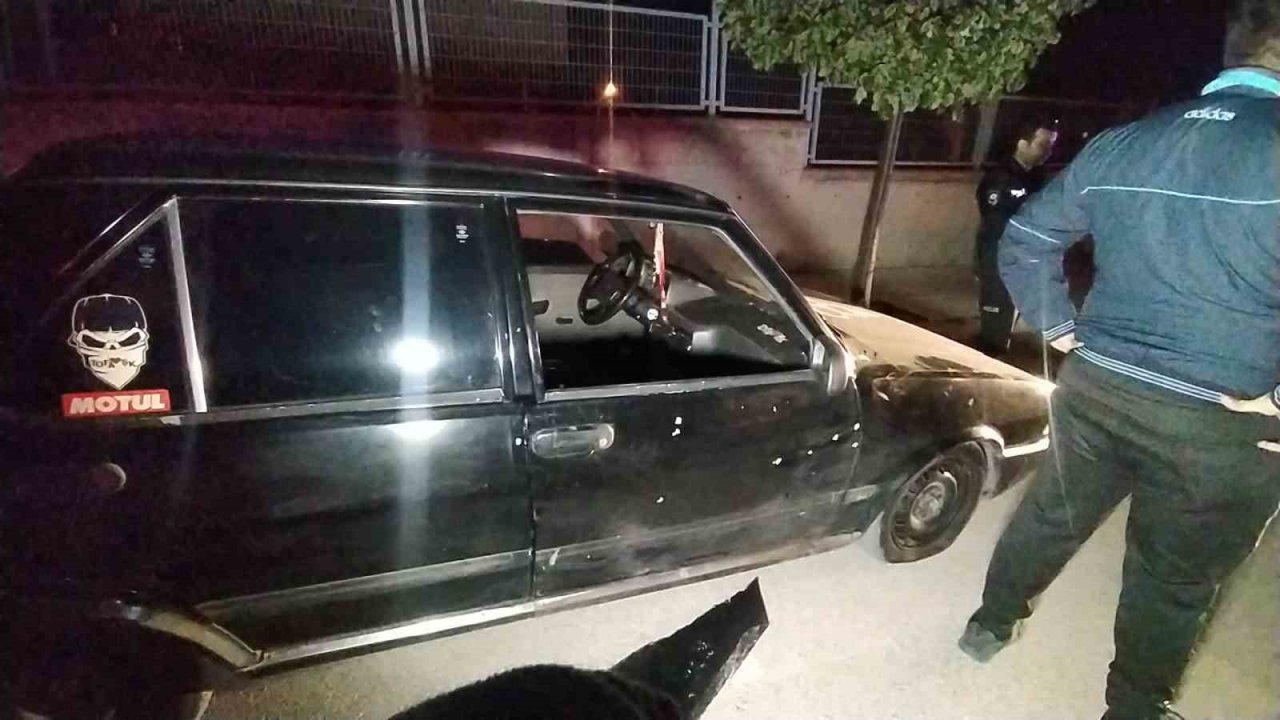 Seyir halindeki araç kurşunlandı