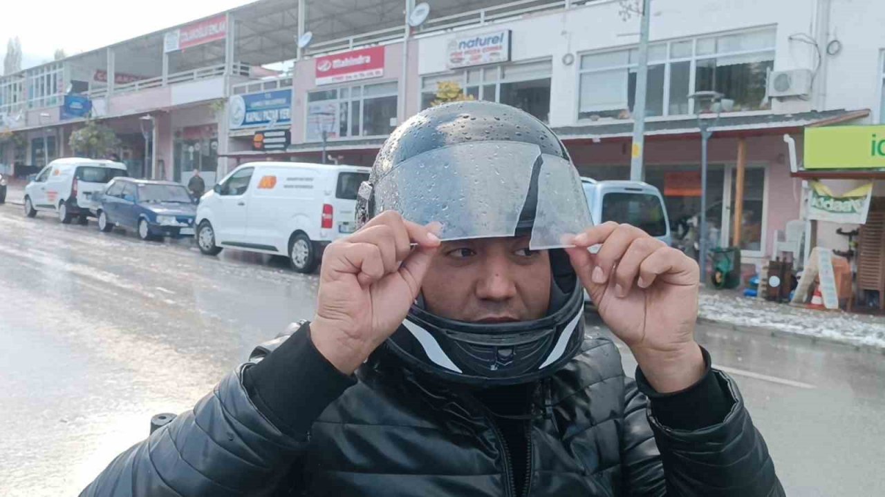 Ceviz büyüklüğündeki dolu milyonluk hasara neden oldu