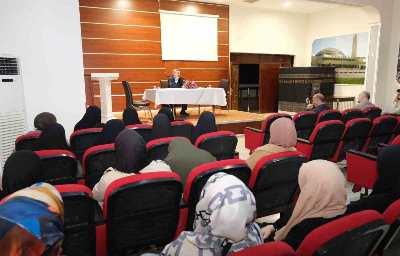 Erzincan’da üniversite okuyan geçler umre yolunda