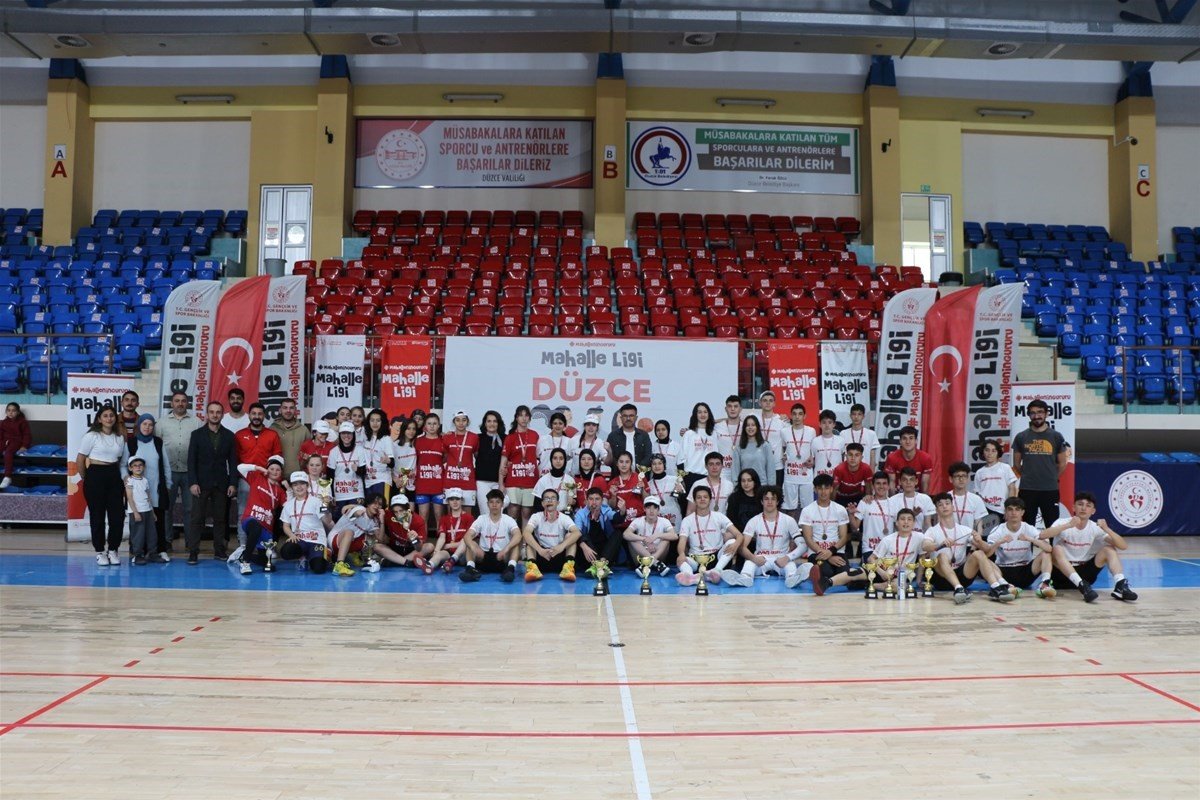 Mahalle liginde 140 sporcu yarıştı