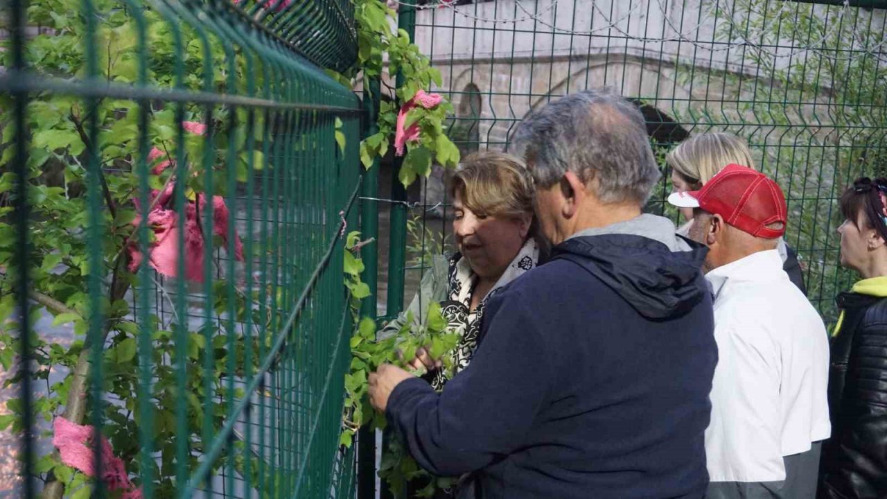 Sabahın ilk ışıklarında nehir kenarına akın ettiler