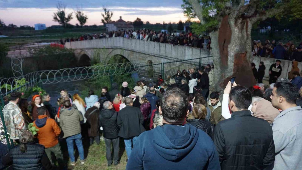 Sabahın ilk ışıklarında nehir kenarına akın ettiler