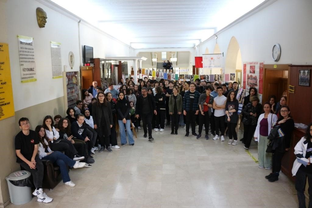 Eskişehir Atatürk Lisesi’nin bir koridoru artık ‘Felsefe Sokağı’