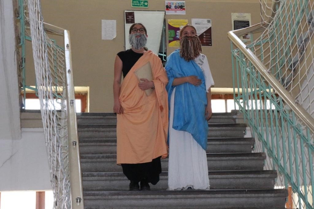 Eskişehir Atatürk Lisesi’nin bir koridoru artık ‘Felsefe Sokağı’