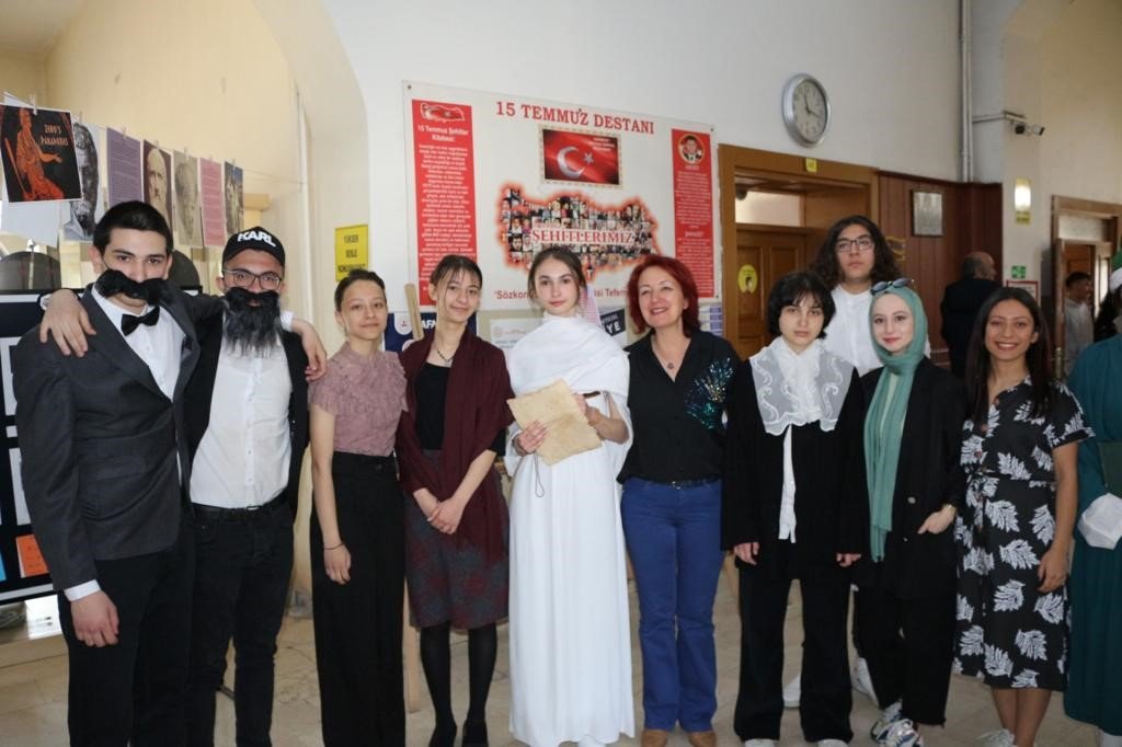 Eskişehir Atatürk Lisesi’nin bir koridoru artık ‘Felsefe Sokağı’