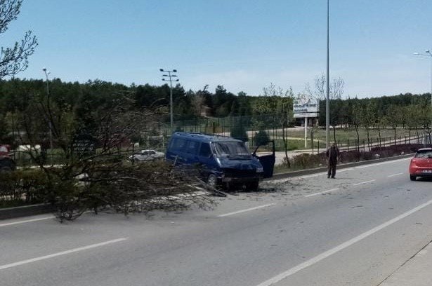 Sürücüsünün kontrolünü kaybettiği minibüs orta refüje çıktı