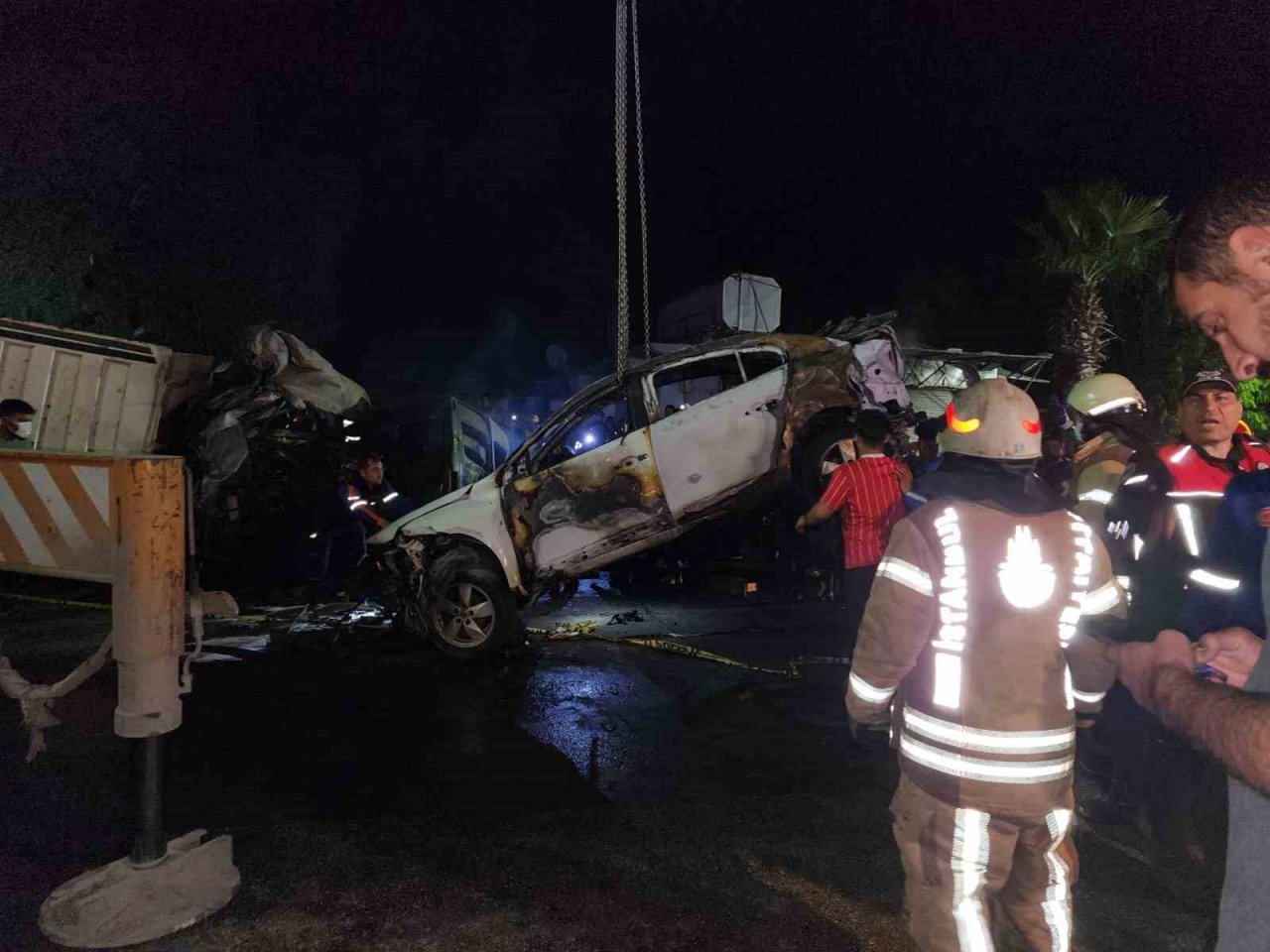 Hatay’daki feci kazada ölü sayısı 6’ya yükseldi, 32 kişi yaralandı