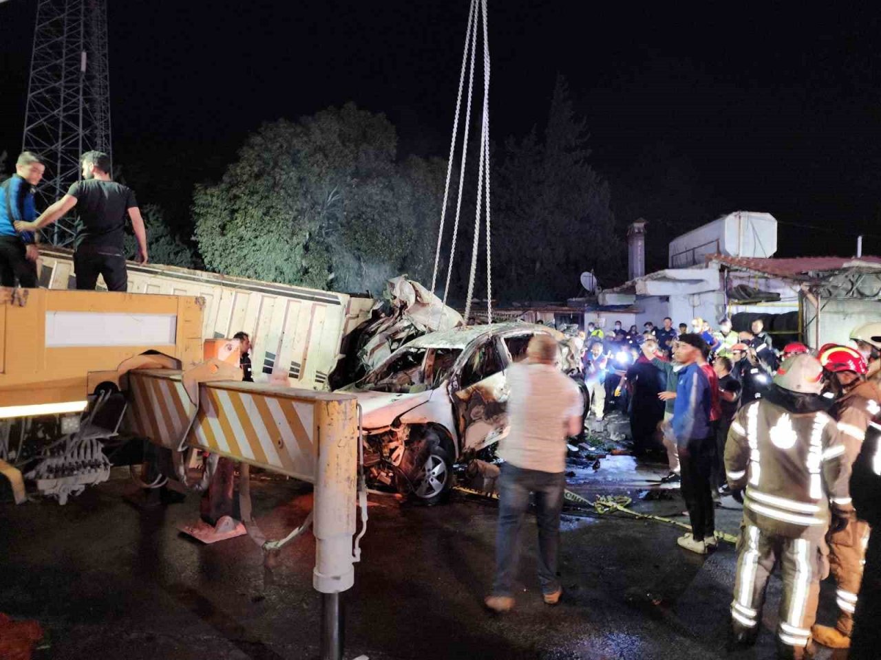 Hatay’daki feci kazada ölü sayısı 6’ya yükseldi, 32 kişi yaralandı