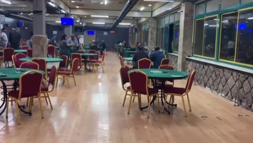 Kumarhanenin kapısını Atatürk portresi ile gizlemişler