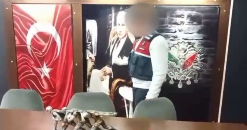 Kumarhanenin kapısını Atatürk portresi ile gizlemişler