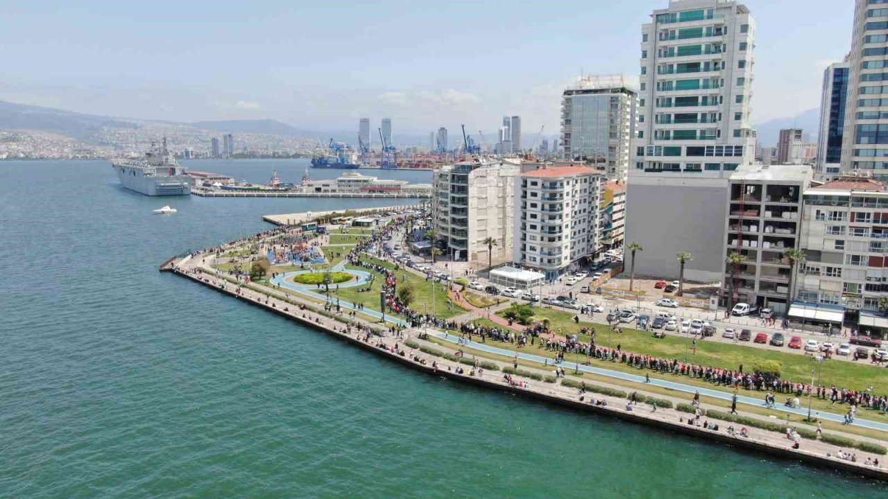 TCG Anadolu’ya ilgi İzmir trafiğini kilitledi: Bakan Kasapoğlu araçtan inip yürüdü