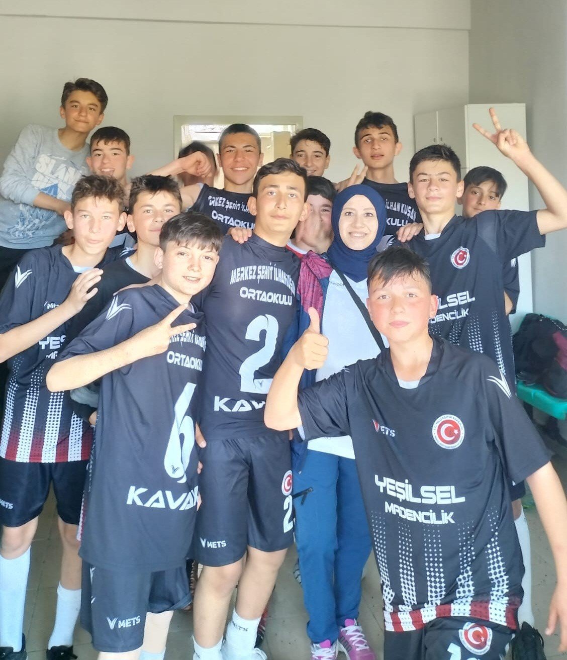 Kadın antrenörün çalıştırdığı erkek futbol takımı şampiyon oldu