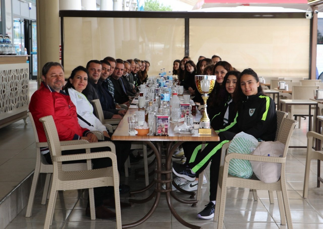 Şampiyon voleybolcular yemekte ağırlandı