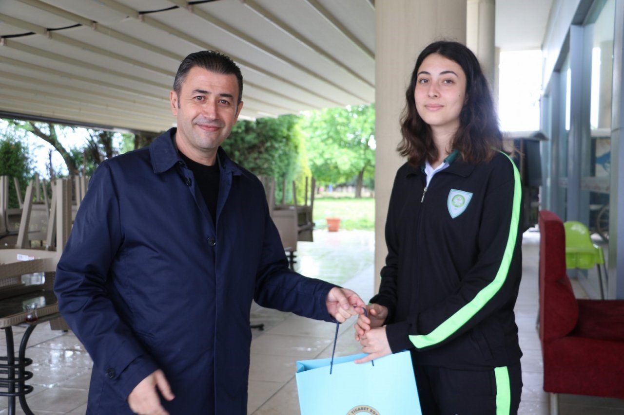 Şampiyon voleybolcular yemekte ağırlandı