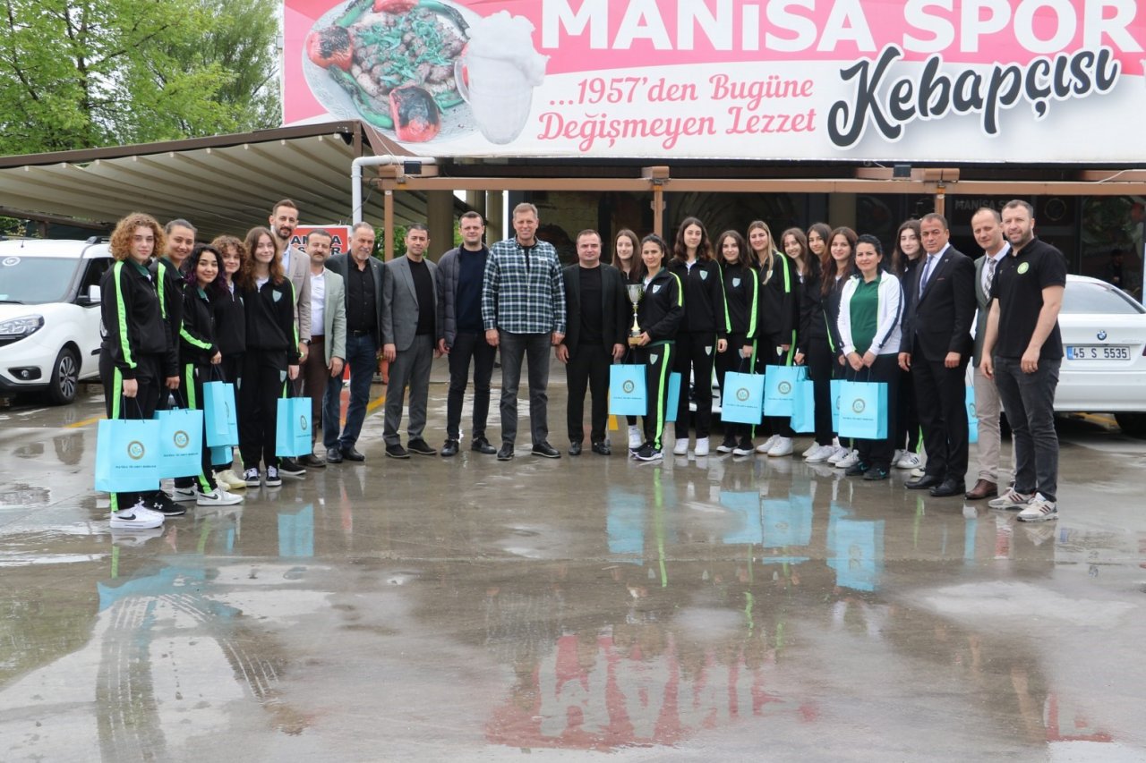 Şampiyon voleybolcular yemekte ağırlandı