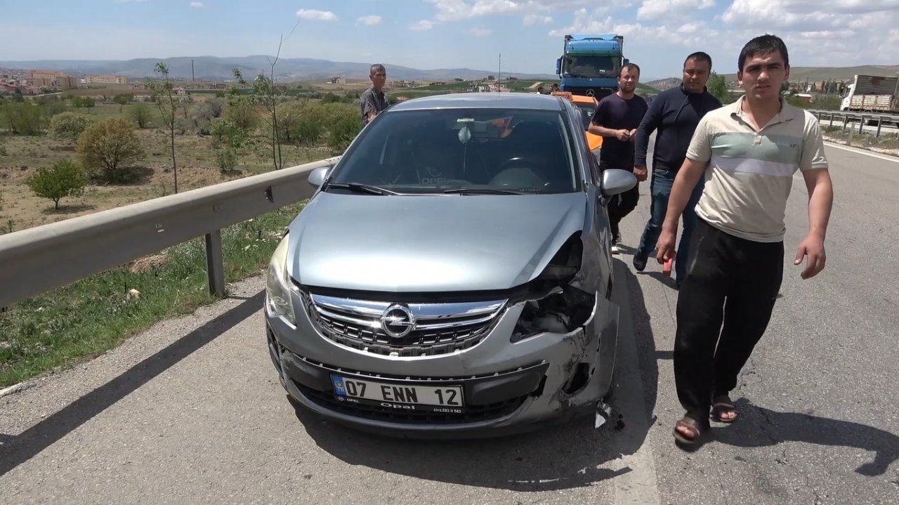 Cenazeye giden ailenin bulunduğu otomobil tır ile çarpıştı: 3 yaralı