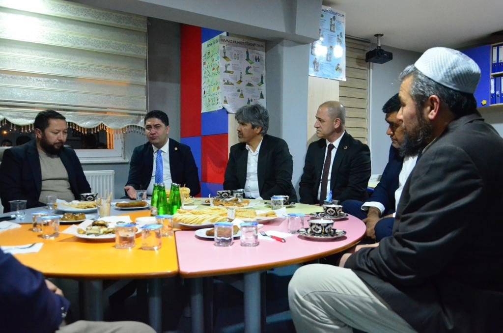 MHP’li Özdemir, Doğu Türkistanlılarla buluştu