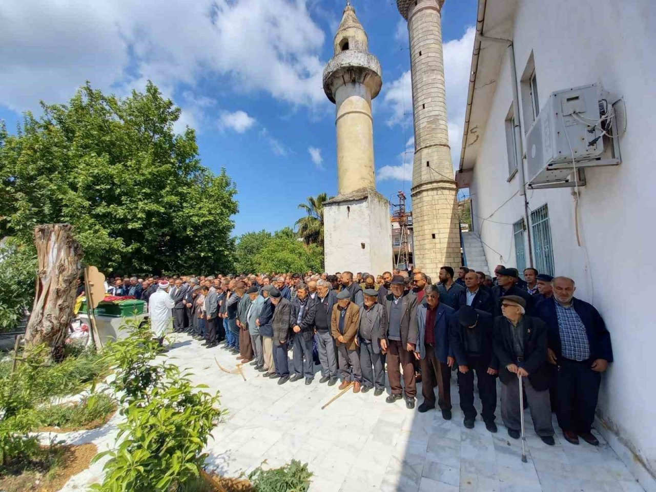 Yangında yaşamını yitiren anne ve oğlu toprağa cerildi