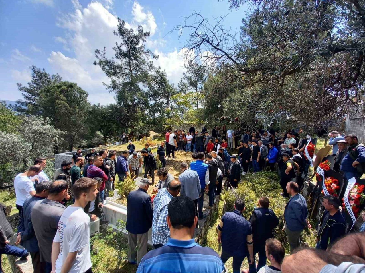 Yangında yaşamını yitiren anne ve oğlu toprağa cerildi