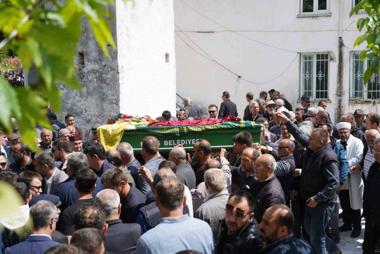 Yangında yaşamını yitiren anne ve oğlu toprağa cerildi