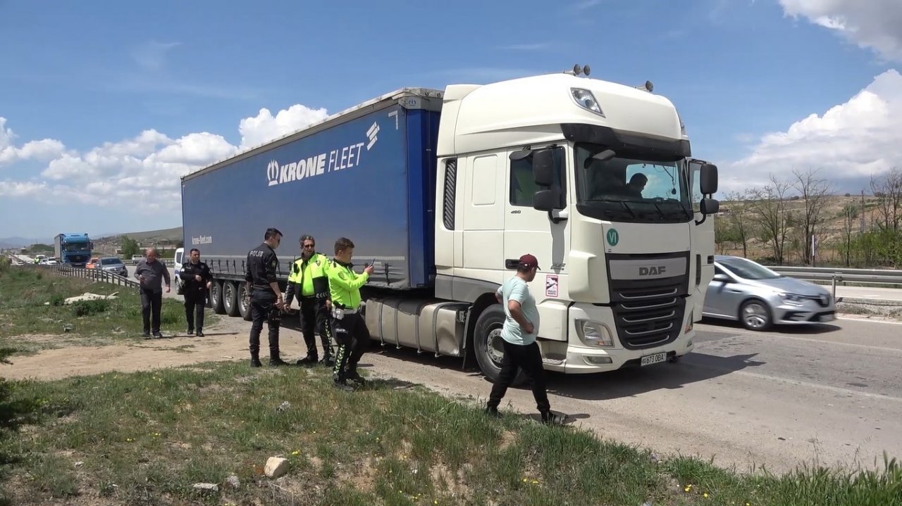 Cenazeye giden ailenin bulunduğu otomobil tır ile çarpıştı: 3 yaralı