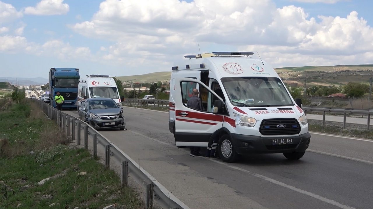 Cenazeye giden ailenin bulunduğu otomobil tır ile çarpıştı: 3 yaralı