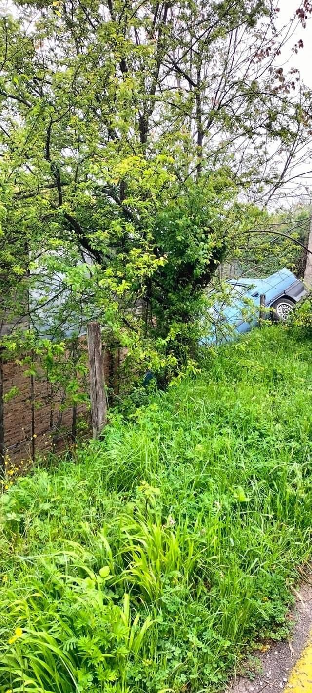 Açılan kapıyı kapatmak isterken otomobili evin bahçesine devrildi