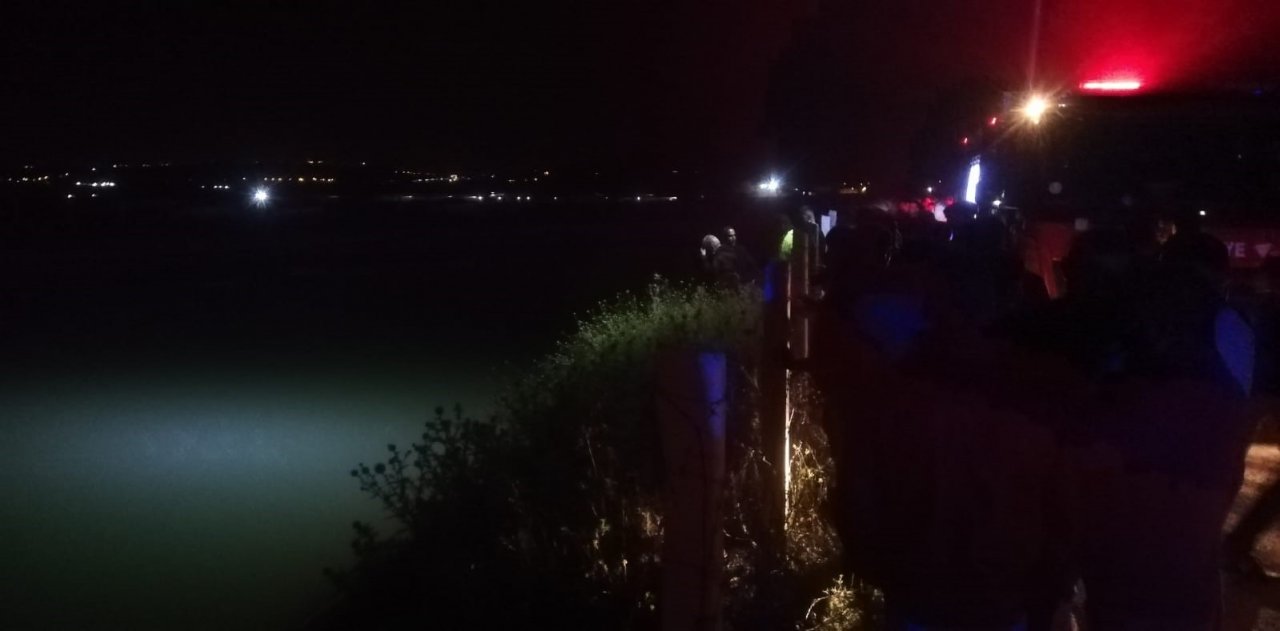 Şanlıurfa’da otomobil sulama kanalına devrildi: 5’i çocuk 6 kişi aranıyor
