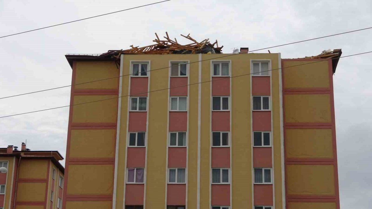 Sivas’ta kuvvetli rüzgar çatıyı yerinden söktü