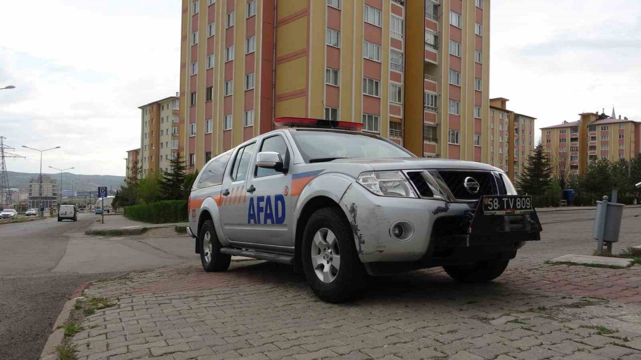 Sivas’ta kuvvetli rüzgar çatıyı yerinden söktü