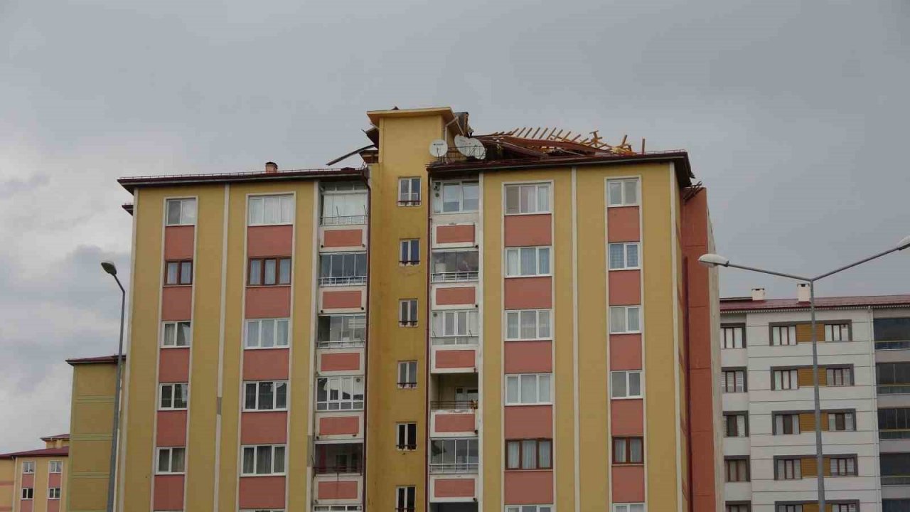 Sivas’ta kuvvetli rüzgar çatıyı yerinden söktü