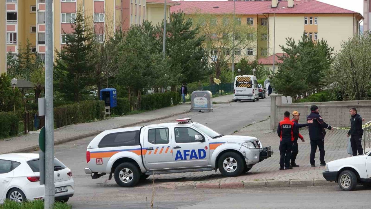 Sivas’ta kuvvetli rüzgar çatıyı yerinden söktü