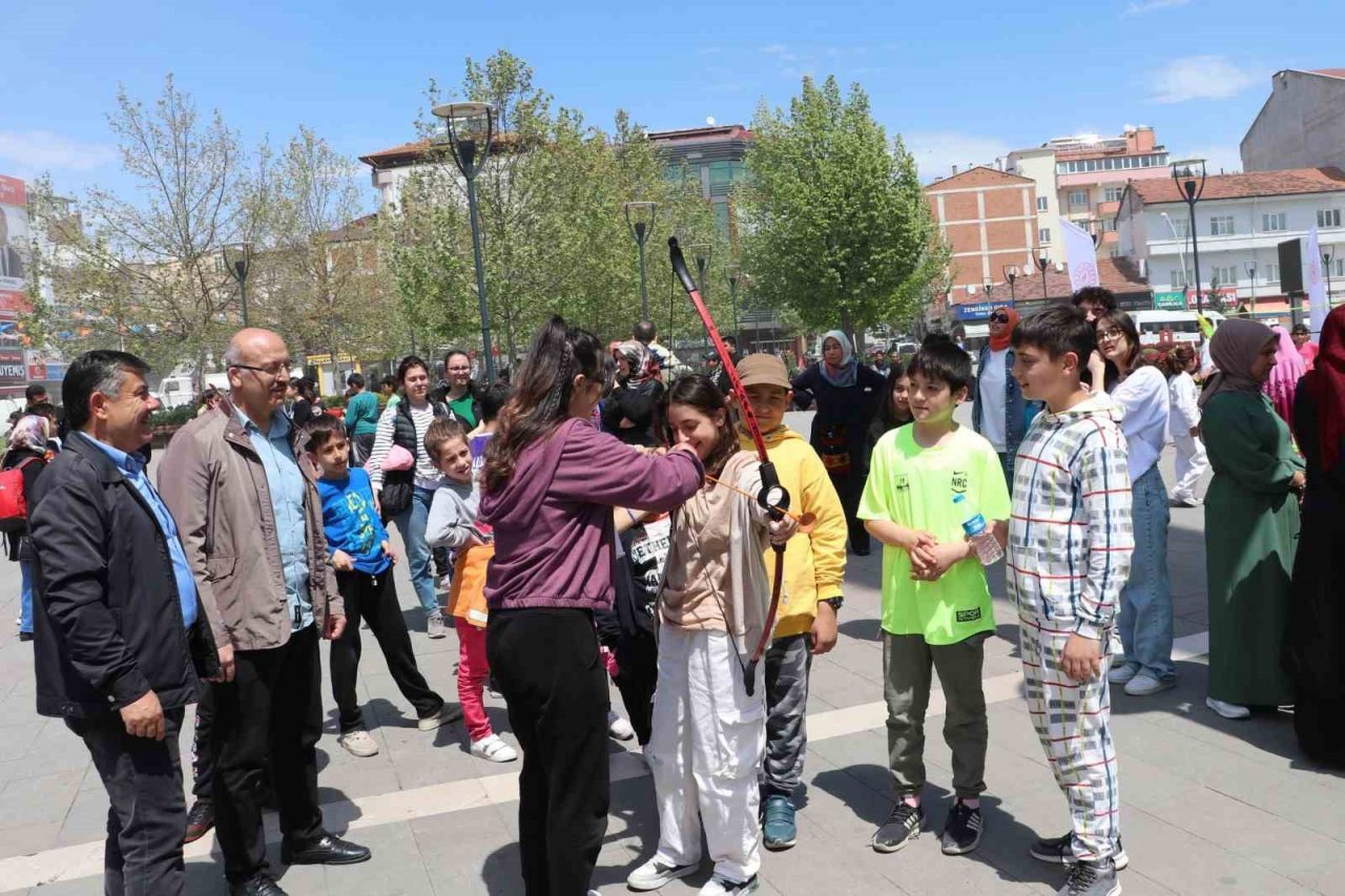 Meydanlar çocuk ve gençlerle şenlendi