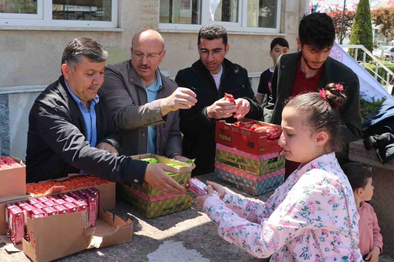 Meydanlar çocuk ve gençlerle şenlendi