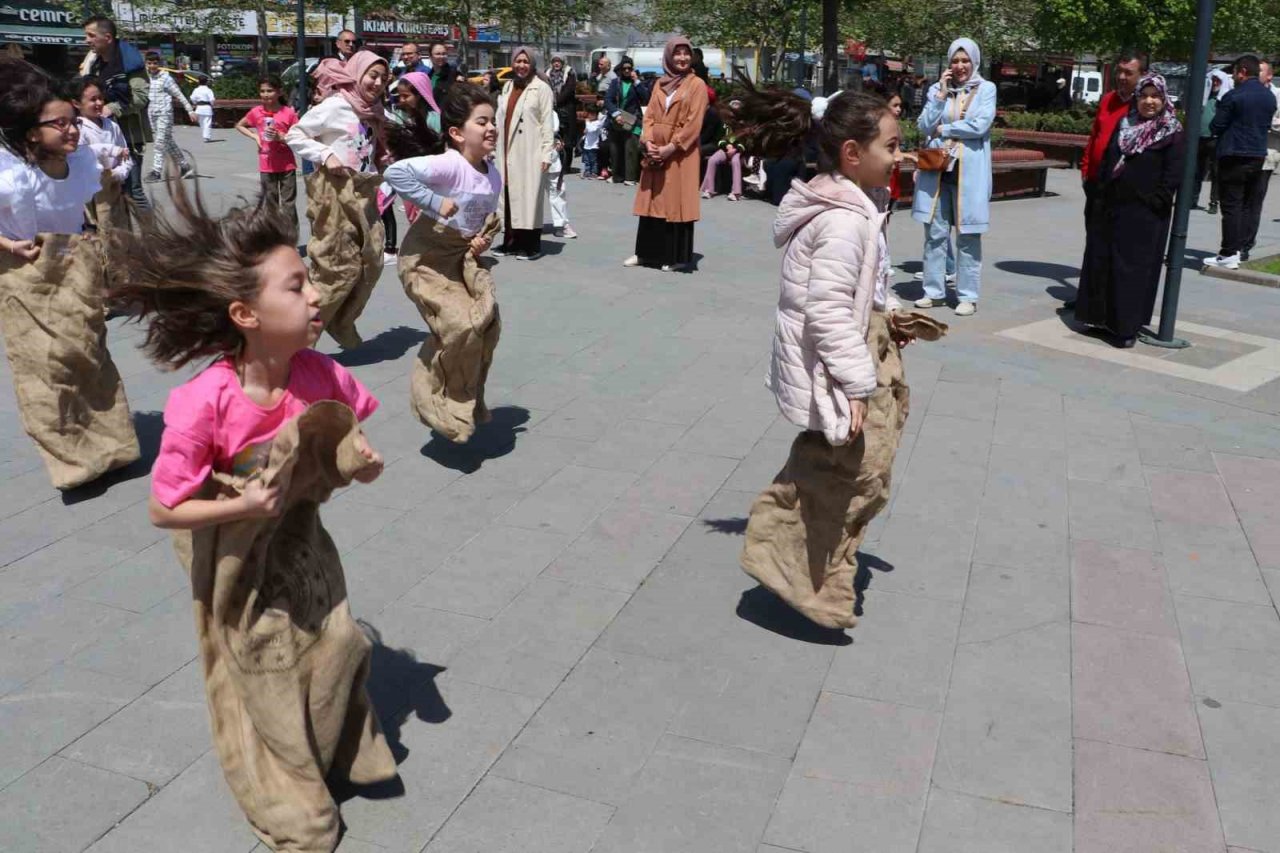 Meydanlar çocuk ve gençlerle şenlendi