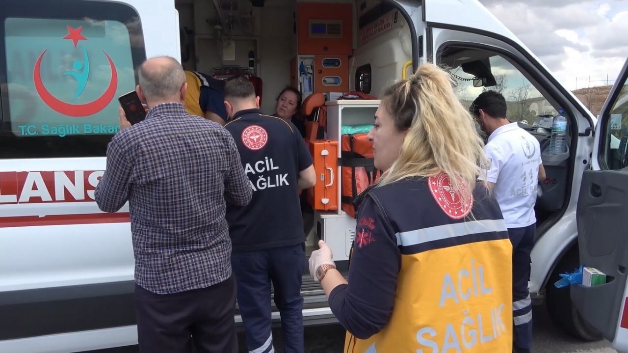 Cenazeye giden ailenin bulunduğu otomobil tır ile çarpıştı: 3 yaralı