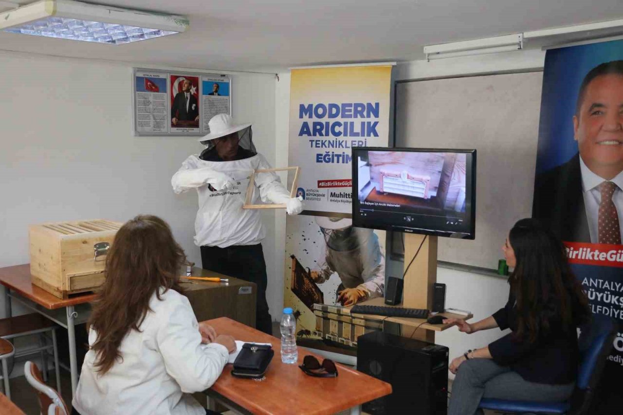 Büyükşehir Belediyesi’nden modern arıcılık eğitimi
