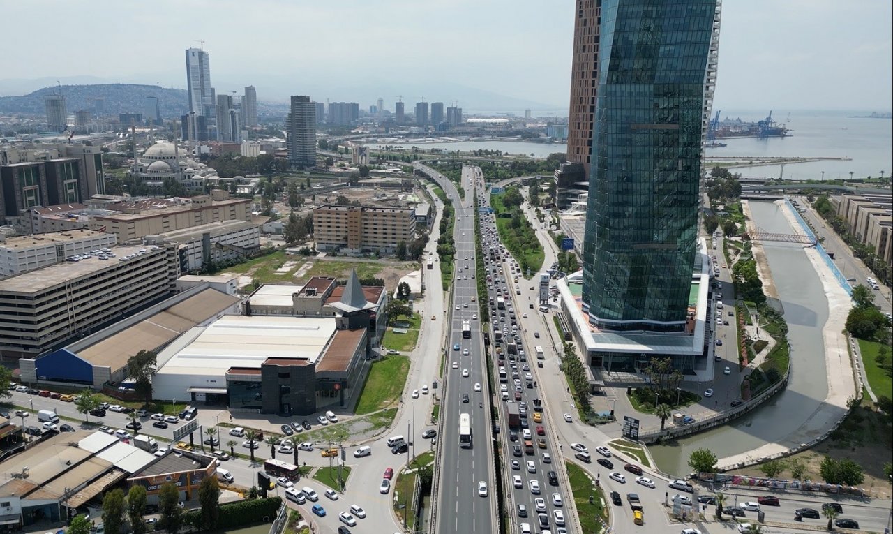 TCG Anadolu’ya ilgi İzmir trafiğini kilitledi: Bakan Kasapoğlu araçtan inip yürüdü