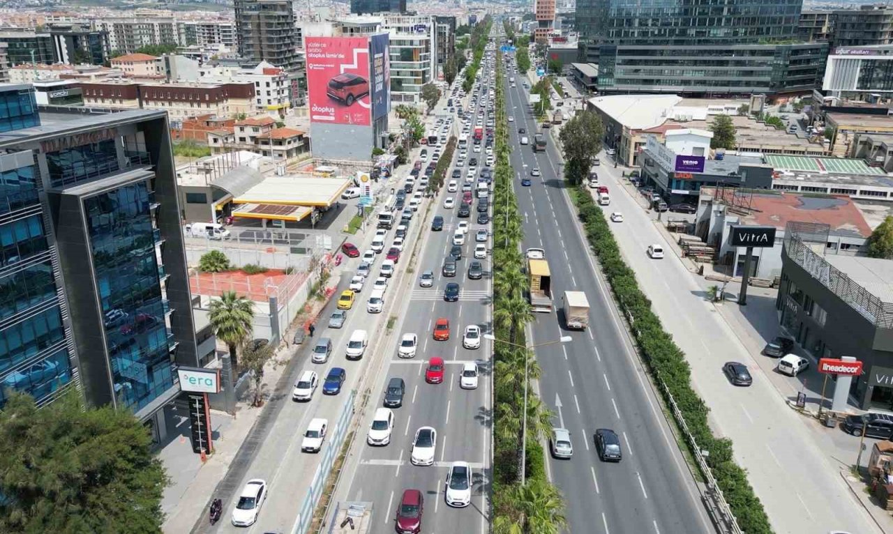 TCG Anadolu’ya ilgi İzmir trafiğini kilitledi: Bakan Kasapoğlu araçtan inip yürüdü