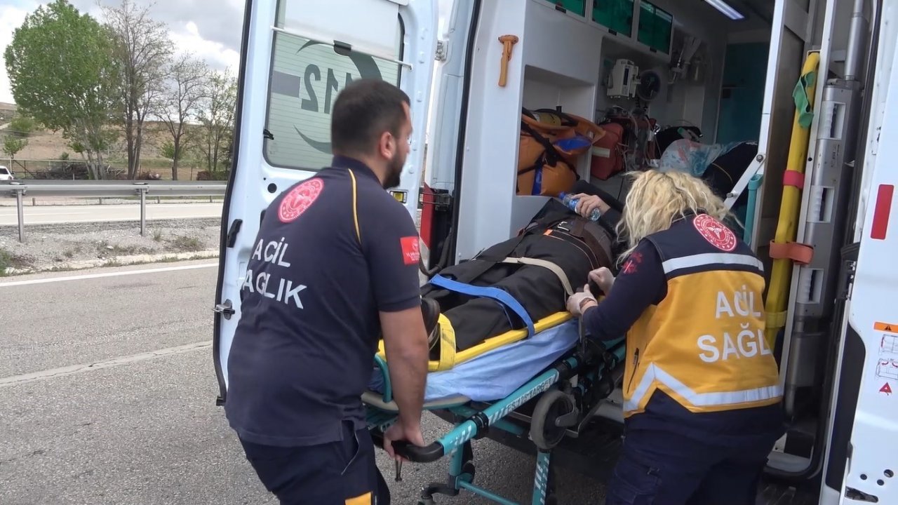 Cenazeye giden ailenin bulunduğu otomobil tır ile çarpıştı: 3 yaralı