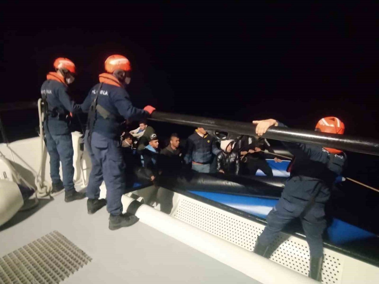 Yunanistan’ın geri ittiği 59 göçmeni Sahil Güvenlik kurtardı