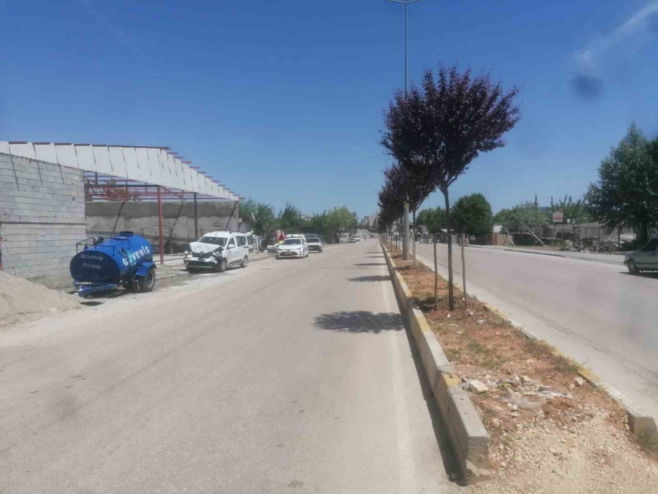 Başı dönen sürücünün kullandığı hafif ticari araç yol kenarındaki su tankerine çarptı: 1 yaralı