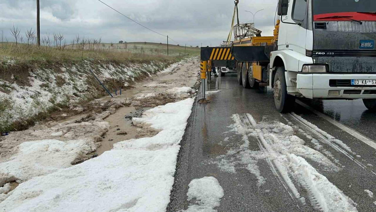 Dolu yağışından dolayı kayan otomobil su kanalına düştü