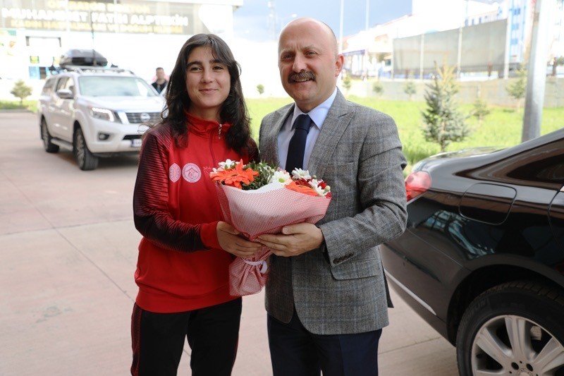 Ağrı’da Amatör Spor Kulüplerine 1 Milyon 80 Bin TL destek