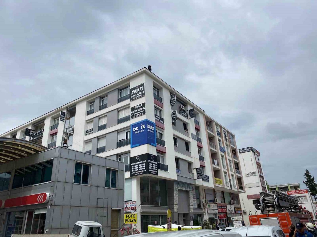 Çatıya çıkıp ekiplere zor anlar yaşattı, iki saat sonunda ikna edilebildi