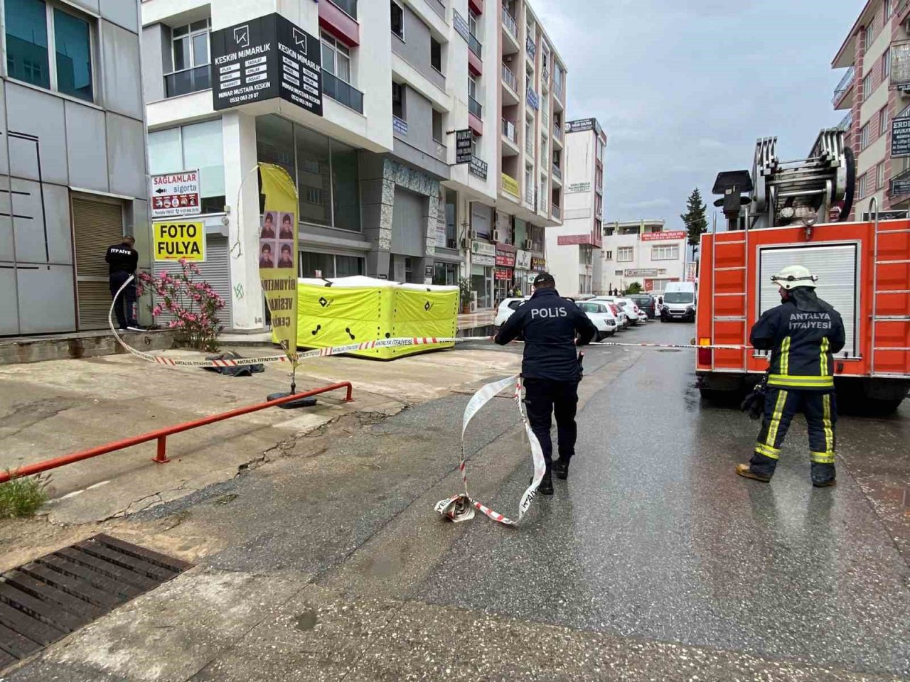 Çatıya çıkıp ekiplere zor anlar yaşattı, iki saat sonunda ikna edilebildi