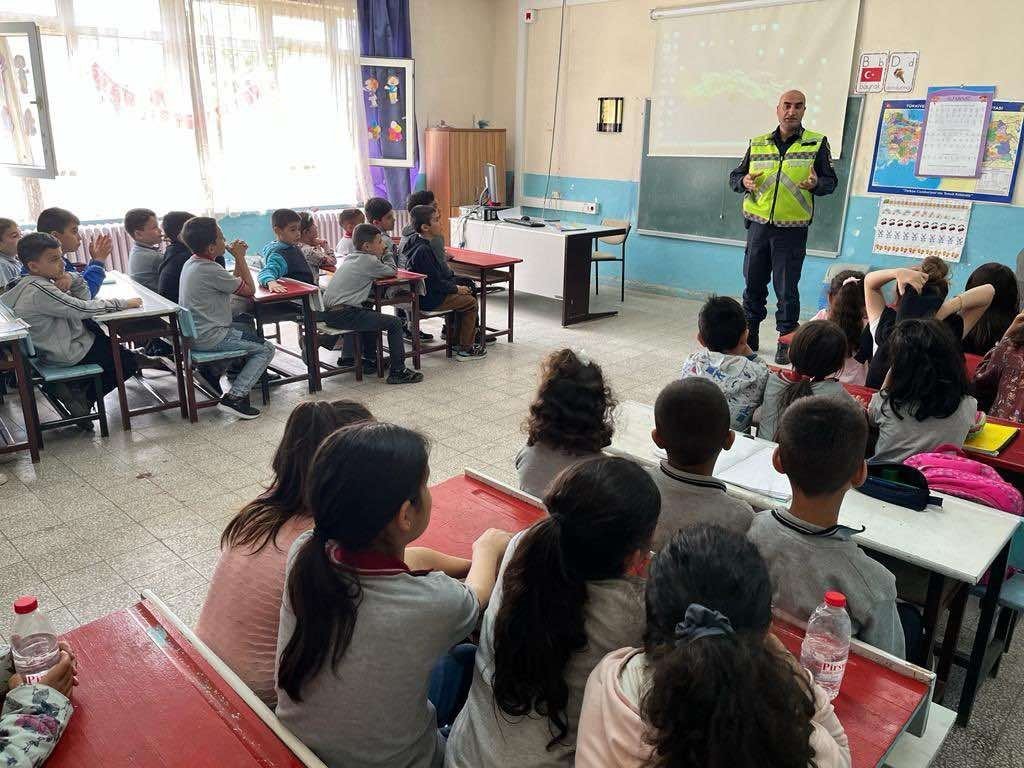 Jandarma ekipleri minikleri bilgilendirmeye devam ediyor